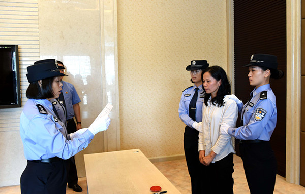 美國(guó)向中國(guó)強(qiáng)制遣返貪污賄賂犯罪嫌疑人鄺婉芳