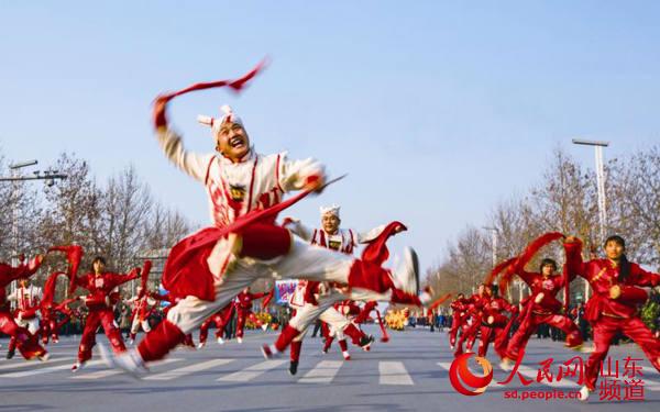 村村都有環(huán)衛(wèi)工,城里工作村里住,紅白喜事簡辦了, 遇事隨禮不超50元,不比家底比