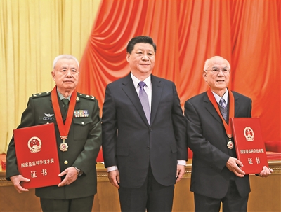 1月8日，2018年度國家科學(xué)技術(shù)獎勵大會在北京人民大會堂隆重舉行。中共中央總書記、國家主席、中央軍委主席習(xí)近平向獲得2018年度國家最高科學(xué)技術(shù)獎的哈爾濱工業(yè)大學(xué)劉永坦院士（右）和中國人民解放軍陸軍工程大學(xué)錢七虎院士（左）頒獎。 新華社記者 謝環(huán)馳 攝