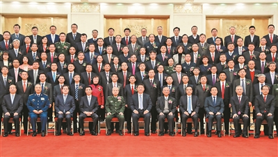 1月8日，2018年度國家科學(xué)技術(shù)獎勵大會在北京人民大會堂隆重舉行。會前，黨和國家領(lǐng)導(dǎo)人習(xí)近平、李克強、王滬寧、韓正等會見獲獎代表并同大家合影留念。 新華社記者 謝環(huán)馳 攝
