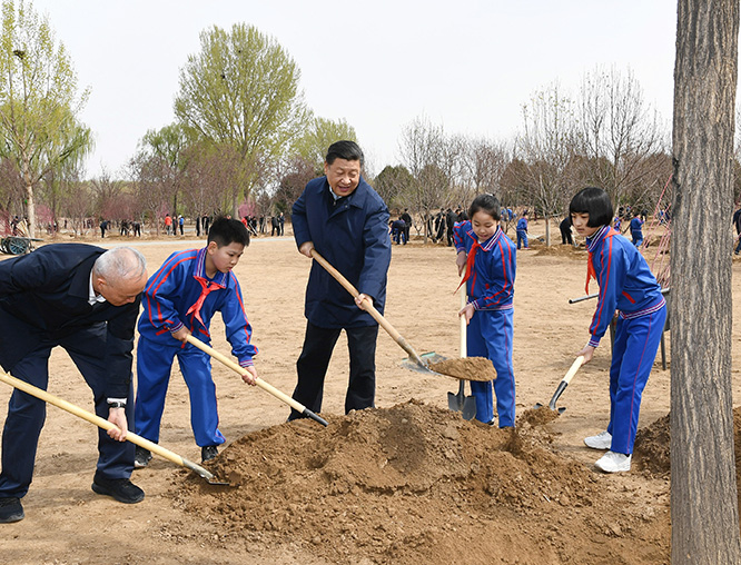 4月8日,黨和國(guó)家領(lǐng)導(dǎo)人習(xí)近平、栗戰(zhàn)書、汪洋、王滬寧、趙樂(lè)際、韓正、王岐山等來(lái)到北京市通州區(qū)永順鎮(zhèn)參加首都義務(wù)植樹活動(dòng)。這是習(xí)近平同大家一起植樹。新華社記者 謝環(huán)馳 攝