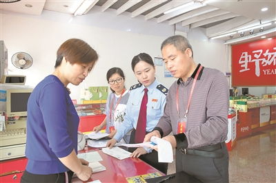 圖為“五一”期間，浙江省淳安縣紀(jì)委監(jiān)委聯(lián)合稅務(wù)部門對當(dāng)?shù)赝撂禺a(chǎn)店進(jìn)行檢查，核對銷售臺賬和相關(guān)票據(jù)清單。毛勇鋒 攝
