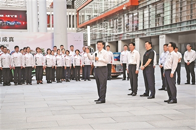 7月22日至24日，中共中央總書記、國家主席、中央軍委主席習近平在吉林省考察。這是7月23日下午，習近平在長春市一汽集團研發(fā)總院，同職工代表親切交流。 新華社記者 燕雁 攝