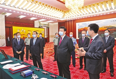 7月31日上午，北斗三號全球衛(wèi)星導航系統(tǒng)建成暨開通儀式在北京舉行。中共中央總書記、國家主席、中央軍委主席習近平出席儀式，宣布北斗三號全球衛(wèi)星導航系統(tǒng)正式開通并參觀北斗系統(tǒng)建設發(fā)展成果展覽展示。 新華社記者 鞠鵬 攝