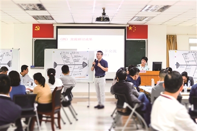 廣東省深圳市龍崗區(qū)上好警示教育“精品課”“現(xiàn)場課”“定制課”，筑牢黨員干部拒腐防變思想防線。圖為該區(qū)紀(jì)委監(jiān)委干部為區(qū)委黨校學(xué)員講授以懺悔錄、警示教育片為素材的情景式、互動式警示教育“精品課”。陳惠玲 攝