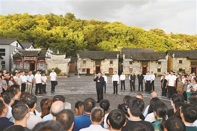 9月16日至18日，中共中央總書記、國(guó)家主席、中央軍委主席習(xí)近平在湖南考察。這是16日下午，習(xí)近平在郴州市汝城縣文明瑤族鄉(xiāng)沙洲瑤族村，同村民和游客們親切交流。 新華社記者 岳月偉 攝