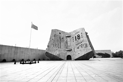 圖為沈陽“九一八”歷史博物館標(biāo)志性建筑——殘歷碑。每年9月18日，在這里會舉行“勿忘‘九一八’撞鐘鳴警”儀式，警示人們勿忘國恥