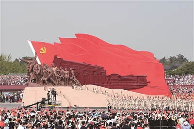 以習(xí)近平同志為核心的黨中央加強(qiáng)黨對(duì)經(jīng)濟(jì)社會(huì)發(fā)展的全面領(lǐng)導(dǎo)，把堅(jiān)持以人民為中心的發(fā)展思想，貫穿到統(tǒng)籌推進(jìn)“五位一體”總體布局和協(xié)調(diào)推進(jìn)“四個(gè)全面”戰(zhàn)略布局之中，引領(lǐng)我國(guó)經(jīng)濟(jì)社會(huì)發(fā)展取得歷史性成就、發(fā)生歷史性變革。這是2019年10月1日，慶祝中華人民共和國(guó)成立70周年大會(huì)現(xiàn)場(chǎng)，群眾游行中的開(kāi)天辟地方陣。  新華社記者 朱祥 攝
