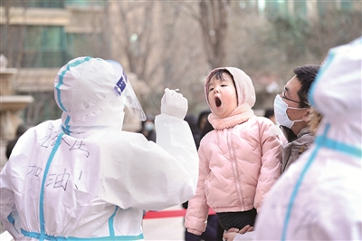 1月6日起，河北省石家莊市在全市范圍內(nèi)全面啟動全員核酸檢測。圖為當日，一名小朋友在石家莊市橋西區(qū)恒大城內(nèi)接受核酸采樣。 新華社記者 牟宇 攝