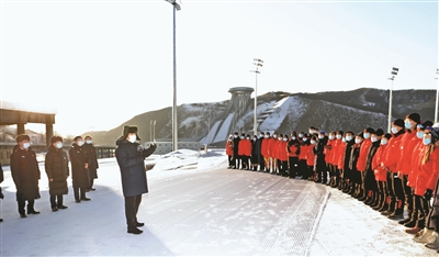 1月18日至20日，中共中央總書記、國(guó)家主席、中央軍委主席習(xí)近平在北京、河北考察，并主持召開北京2022年冬奧會(huì)和冬殘奧會(huì)籌辦工作匯報(bào)會(huì)。這是19日下午，習(xí)近平在位于張家口賽區(qū)的國(guó)家冬季兩項(xiàng)中心，看望慰問(wèn)國(guó)家冬季兩項(xiàng)、跳臺(tái)滑雪隊(duì)運(yùn)動(dòng)員、教練員和張家口賽區(qū)運(yùn)行保障團(tuán)隊(duì)、建設(shè)者代表。 新華社記者 王曄 攝