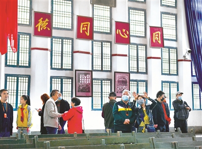 4月22日，游客在陜西延安楊家?guī)X革命舊址中央大禮堂參觀。新華社記者 張博文 攝