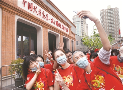 五一假期，新建的中共一大紀念館拆除了圍擋，試開放約1500平方米的國旗廣場，吸引了不少市民、游客前來瞻仰。圖為5月4日，各地青年在國旗廣場自拍留影。新華社記者 劉穎 攝