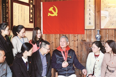 開展黨史學習教育以來，福建省福州市倉山區(qū)紀委監(jiān)委聯(lián)合相關(guān)部門，圍繞“學史明理、學史增信、學史崇德、學史力行”，開展內(nèi)涵豐富、特色鮮明、形式多樣的學習教育。圖為該區(qū)老黨員在螺洲鎮(zhèn)廉政文化館為年輕干部講述紅色故事。林雯婷 攝