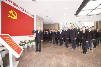 重慶市渝中區(qū)紀(jì)檢監(jiān)察干部近日前往紅巖村52號(hào)，學(xué)習(xí)紅巖精神，重溫入黨誓詞，堅(jiān)定理想信仰。王歡 攝