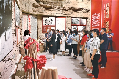 河南省紀(jì)委監(jiān)委組織紀(jì)檢監(jiān)察干部走進紅旗渠紀(jì)念館，感受共產(chǎn)黨領(lǐng)導(dǎo)下的林縣人民修建紅旗渠的偉大奇跡。 衛(wèi)宇瑤 攝