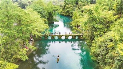 貴州省黔南布依族苗族自治州荔波縣樟江風(fēng)景名勝區(qū)的小七孔景區(qū)山川毓秀，景色明媚，吸引游客前來觀光游玩。新華社記者 陶亮 攝