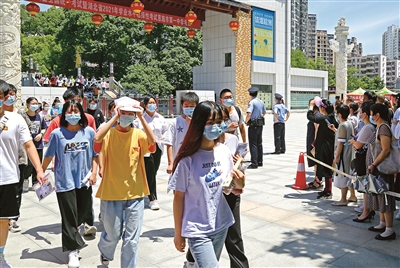 今年，湖北省普通高等學(xué)校招生考試采用“3+1+2”選考新模式。圖為6月7日考試第一天，在湖北省恩施市第一中學(xué)考點(diǎn)，考生在首場考試結(jié)束后走出考場。譚華 攝