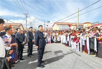 6月7日至9日，中共中央總書記、國家主席、中央軍委主席習(xí)近平在青海考察。這是8日下午，習(xí)近平在海北藏族自治州剛察縣沙柳河鎮(zhèn)果洛藏貢麻村考察時，同村民們親切交流。 新華社記者 謝環(huán)馳 攝
