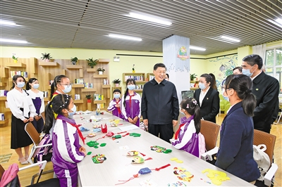 6月7日至9日，中共中央總書記、國家主席、中央軍委主席習(xí)近平在青海考察。這是7日下午，習(xí)近平在西寧市城西區(qū)文匯路街道文亭巷社區(qū)閱覽室，了解社區(qū)向青少年提供公益性課后托管服務(wù)情況。 新華社記者 李學(xué)仁 攝