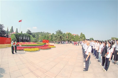 1949年3月，毛澤東在七屆二中全會上對全黨提出：“務(wù)必使同志們繼續(xù)保持謙虛、謹(jǐn)慎、不驕、不躁的作風(fēng)，務(wù)必使同志們繼續(xù)保持艱苦奮斗的作風(fēng)?！薄皟蓚€務(wù)必”的告誡，至今仍然警醒著共產(chǎn)黨人走好“趕考”之路。圖為6月1日，黨員干部在西柏坡紀(jì)念館廣場重溫入黨誓詞。 （圖片來源：人民視覺）