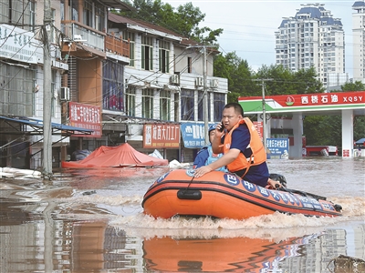 2021年7月11日,四川達(dá)州渠縣黨員愛(ài)心志愿者在洪水中轉(zhuǎn)移被困村民。(圖片來(lái)源:人民視覺(jué))