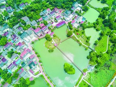 空中俯瞰浙江省長(zhǎng)興縣虹星橋鎮(zhèn)鄭家村。圍繞黨的十九大報(bào)告提出的實(shí)施鄉(xiāng)村振興戰(zhàn)略，鄭家村積極推進(jìn)美麗鄉(xiāng)村建設(shè)，打造鄉(xiāng)村旅游特色名片。新華社發(fā)