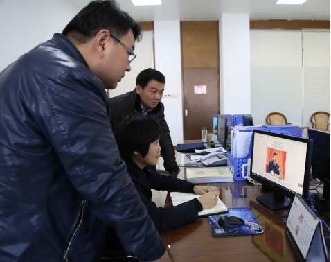 全面貫徹黨的十九大精神,重整行裝再出發(fā),以永遠(yuǎn)在路上的執(zhí)著把全面從嚴(yán)治黨引向深入,開創(chuàng)全面從嚴(yán)治黨新局面,各地黨員干部第一時(shí)間認(rèn)真學(xué)習(xí)習(xí)近平總書記重要講話精神,廉政新聞