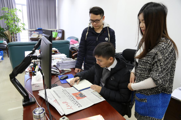 全面貫徹黨的十九大精神,重整行裝再出發(fā),以永遠(yuǎn)在路上的執(zhí)著把全面從嚴(yán)治黨引向深入,開創(chuàng)全面從嚴(yán)治黨新局面,各地黨員干部第一時(shí)間認(rèn)真學(xué)習(xí)習(xí)近平總書記重要講話精神,廉政新聞