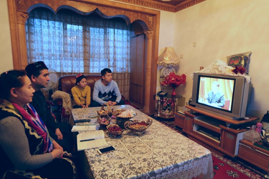 全面貫徹黨的十九大精神,重整行裝再出發(fā),以永遠(yuǎn)在路上的執(zhí)著把全面從嚴(yán)治黨引向深入,開創(chuàng)全面從嚴(yán)治黨新局面,各地黨員干部第一時(shí)間認(rèn)真學(xué)習(xí)習(xí)近平總書記重要講話精神,廉政新聞