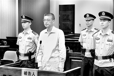 吳水霖，浙江省湖州市政協(xié)原主席，曾任湖州經(jīng)濟技術(shù)開發(fā)區(qū)黨委書記，湖州市委常委、副市長、市委政法委書記等職務(wù)。2018年10月，因涉嫌嚴重違紀違法被立案審查調(diào)查；2019年7月11日，因犯受賄罪，一審被判處有期徒刑7年，并處罰金人民幣30萬元。圖為溫州市中級人民法院一審公開宣判現(xiàn)場。唐克龍 攝