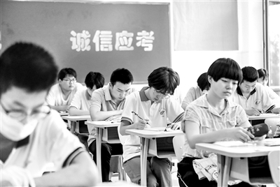 今天，2020年全國高考拉開大幕。圖為7月4日，考生在河北省邯鄲市峰峰礦區(qū)第一中學(xué)模擬考場內(nèi)考試。  新華社記者 王曉 攝