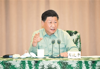 8月20日上午，正在安徽視察調(diào)研防汛救災(zāi)工作的中共中央總書記、國家主席、中央軍委主席習(xí)近平聽取軍隊(duì)參與防汛救災(zāi)情況匯報(bào)，代表黨中央和中央軍委，對參與防汛救災(zāi)的人民解放軍指戰(zhàn)員、武警部隊(duì)官兵、民兵預(yù)備役人員致以誠摯問候。這是習(xí)近平在聽取匯報(bào)后發(fā)表重要講話。新華社記者 李剛 攝