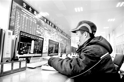 為應(yīng)對(duì)罕見低溫天氣，山東省濟(jì)南能源集團(tuán)供熱企業(yè)利用“智慧供熱”系統(tǒng)24小時(shí)對(duì)轄區(qū)供熱情況進(jìn)行監(jiān)控，保障居民安全溫暖過冬。圖為1月6日，濟(jì)南能源集團(tuán)所屬濟(jì)南熱電臘山分公司工作人員通過“智慧供熱”系統(tǒng)對(duì)轄區(qū)供熱和供熱設(shè)備運(yùn)行等情況進(jìn)行監(jiān)控。  新華社記者 王凱 攝