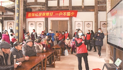 醫(yī)療保險(xiǎn)體系涉及醫(yī)療服務(wù)供應(yīng)方、醫(yī)療服務(wù)需求方以及醫(yī)療保險(xiǎn)基金管理部門等多方主體，環(huán)節(jié)多、鏈條長(zhǎng)，風(fēng)險(xiǎn)點(diǎn)多、監(jiān)管難度大，需多管齊下加強(qiáng)監(jiān)管。圖為近日，在浙江省蘭溪市女埠街道渡瀆村內(nèi)，蘭溪市農(nóng)商銀行工作人員正在給村民們講解醫(yī)保社保相關(guān)知識(shí)。（圖片來源：視覺中國(guó)）