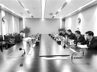 2020年11月2日，江西省贛州市紀(jì)委監(jiān)委主要負(fù)責(zé)人與瑞金市委班子成員開展政治談話，強(qiáng)化對(duì)“一把手”和領(lǐng)導(dǎo)班子的監(jiān)督，推動(dòng)全面從嚴(yán)治黨主體責(zé)任落實(shí)。蒙豐 攝
