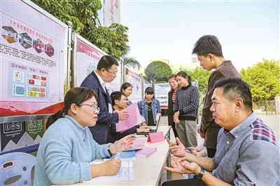 福建省莆田市紀委監(jiān)委把基層黨員干部違反中央八項規(guī)定精神、不擔當不作為等方面突出問題作為監(jiān)督檢查重點，持續(xù)開展專項整治，通過深入基層開展面對面接訪、實地走訪等方式深挖細查問題線索。圖為該市紀檢監(jiān)察干部在華林經(jīng)濟開發(fā)區(qū)流動接訪點接訪。攝影/吳震（莆田市紀委監(jiān)委干部）