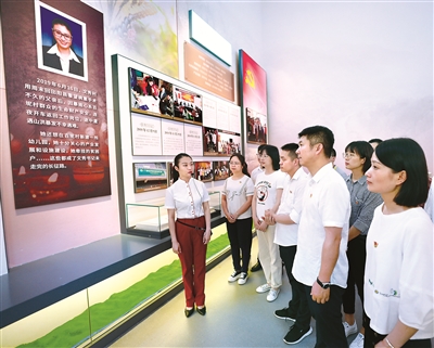 清明節(jié)來(lái)臨之際，廣西壯族自治區(qū)百色市紀(jì)委監(jiān)委組織紀(jì)檢監(jiān)察干部到黃文秀先進(jìn)事跡展廳，開(kāi)展學(xué)習(xí)緬懷黃文秀先進(jìn)事跡、弘揚(yáng)傳承黃文秀精神活動(dòng)。黃夏 攝