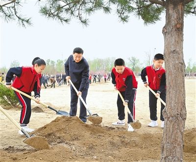 4月2日，黨和國家領(lǐng)導(dǎo)人習(xí)近平、李克強(qiáng)、栗戰(zhàn)書、汪洋、王滬寧、趙樂際、韓正、王岐山等來到北京市朝陽區(qū)溫榆河參加首都義務(wù)植樹活動(dòng)。這是習(xí)近平同大家一起植樹。新華社記者 黃敬文 攝