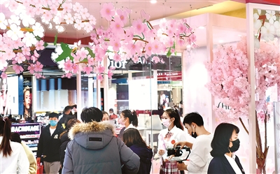 圖為遼寧沈陽(yáng)一商場(chǎng)為迎接顧客用各種花卉裝扮內(nèi)景。顧客宛如進(jìn)入一個(gè)大花園，挑選自己喜歡的商品。 （圖片來(lái)源：視覺(jué)中國(guó)）