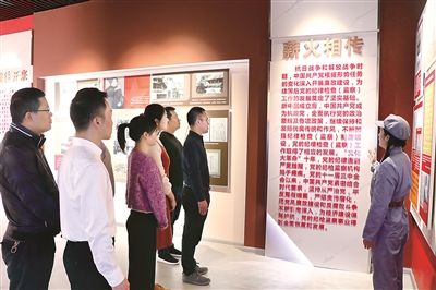 近日，江西省瑞金市紀委監(jiān)委干部前往中央蘇區(qū)時期中國共產黨紀檢監(jiān)察史陳列館開展黨史學習教育，重溫廉政歷史，感受全面從嚴治黨成就，汲取奮進力量。詹璐 攝