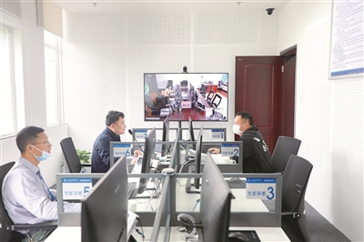 圖為4月22日，湖南省長沙公共資源交易中心運用“5G+區(qū)塊鏈”技術(shù)遠(yuǎn)程異地評標(biāo)。張佳勝 攝