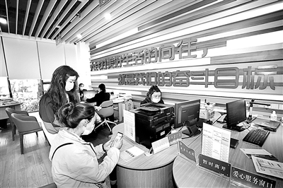 在四川省成都市錦江區(qū)三圣街道喜樹(shù)路社區(qū)，居民通過(guò)手機(jī)掃描“成都教育”發(fā)布的微信公眾號(hào)二維碼就可以在線上辦理外地子女入學(xué)申報(bào)，在互聯(lián)網(wǎng)的時(shí)代下，真正享受到數(shù)字化服務(wù)帶來(lái)的智慧便捷。封金劍 攝