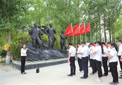 河南省開封市禹王臺區(qū)紀檢監(jiān)察干部在蘭考縣焦裕祿精神體驗教育基地誦讀《念奴嬌·追思焦裕祿》。楊精精 攝