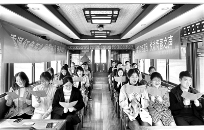 淮安市清江浦區(qū)紀(jì)委監(jiān)委通過(guò)多種方式開(kāi)展黨史學(xué)習(xí)教育，強(qiáng)化紀(jì)檢監(jiān)察干部的黨性修養(yǎng)和擔(dān)當(dāng)意識(shí)。圖為區(qū)紀(jì)委監(jiān)委青年干部沿著里運(yùn)河文化長(zhǎng)廊，重溫中國(guó)共產(chǎn)黨百年艱苦奮斗歷程。  岳子瑩 攝