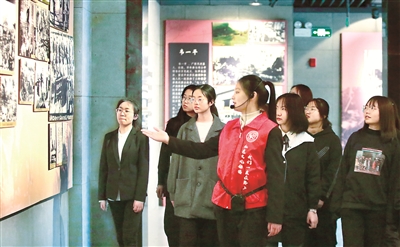2021年4月，江蘇省揚(yáng)州大學(xué)在黨史學(xué)習(xí)教育中組織學(xué)生代表來(lái)到革命烈士陵園開展愛國(guó)主義教育，由部分大學(xué)生組成講解團(tuán)，給同學(xué)講解黨史，弘揚(yáng)愛國(guó)主義精神。（圖片來(lái)源：人民視覺）