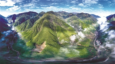 自2016年啟動武夷山國家公園體制試點(diǎn)建設(shè)以來，武夷山國家公園踐行“綠水青山就是金山銀山”理念，實(shí)行最為嚴(yán)格的生態(tài)保護(hù)措施，為國家在集體林區(qū)、重點(diǎn)旅游區(qū)域建立國家公園探索出“武夷山樣本”。圖為武夷斷裂帶峽谷內(nèi)云霧繚繞，村莊若隱若現(xiàn)。 新華社記者 姜克紅 攝