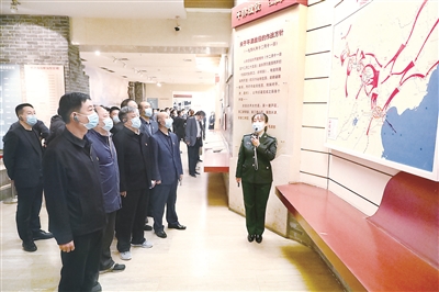 連日來，河北省石家莊市紀(jì)委監(jiān)委分批次組織紀(jì)檢監(jiān)察干部赴西柏坡追尋先輩足跡，現(xiàn)場(chǎng)感悟老一輩革命家為民情懷。圖為石家莊市紀(jì)委監(jiān)委機(jī)關(guān)干部在西柏坡紀(jì)念館現(xiàn)場(chǎng)聆聽學(xué)習(xí)三大戰(zhàn)役故事。張克洪 攝