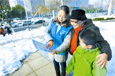 日前，江西省鉛山縣供電局黨員服務(wù)隊(duì)冒雪搶修電網(wǎng)。 江慧 攝
