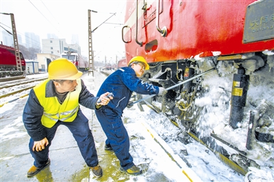 日前，江西省鉛山縣供電局黨員服務(wù)隊(duì)冒雪搶修電網(wǎng)。 江慧 攝