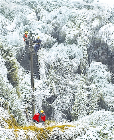 日前，江西省鉛山縣供電局黨員服務(wù)隊(duì)冒雪搶修電網(wǎng)。 江慧 攝